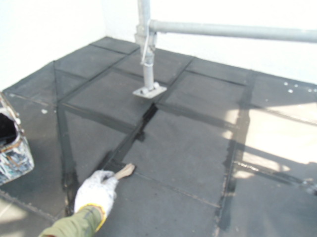 岸和田市摩湯町の玄関庇の屋根塗装