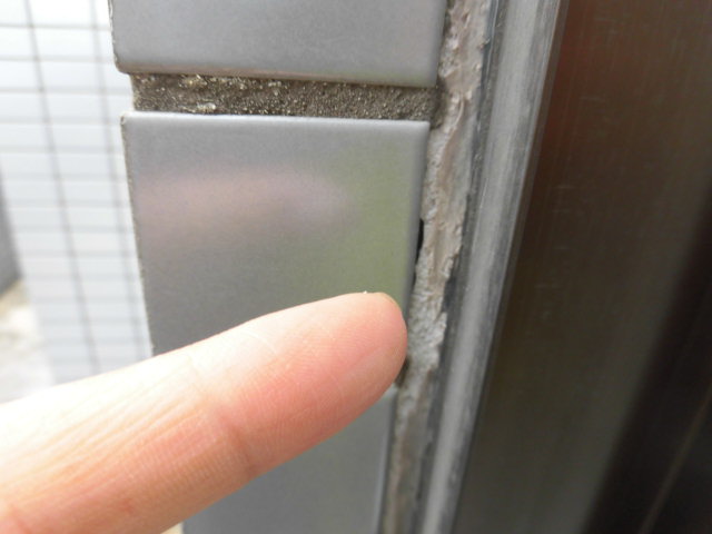 貝塚市石才のサッシ回りのシーリング現況