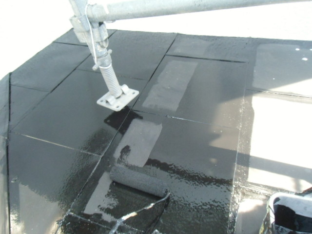 岸和田市摩湯町の玄関庇の塗装