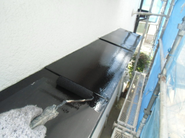 岸和田市摩湯町の窓の上の庇塗装