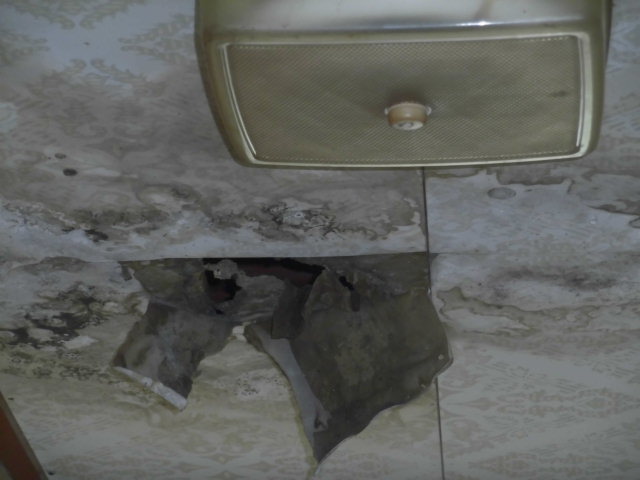 岸和田市包近町の廊下の天井の雨漏り