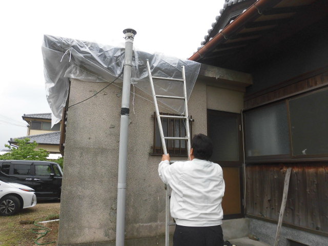 岸和田市包近町の増築部を外部から点検