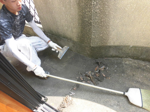 泉佐野市上瓦屋のバルコニーケレン中