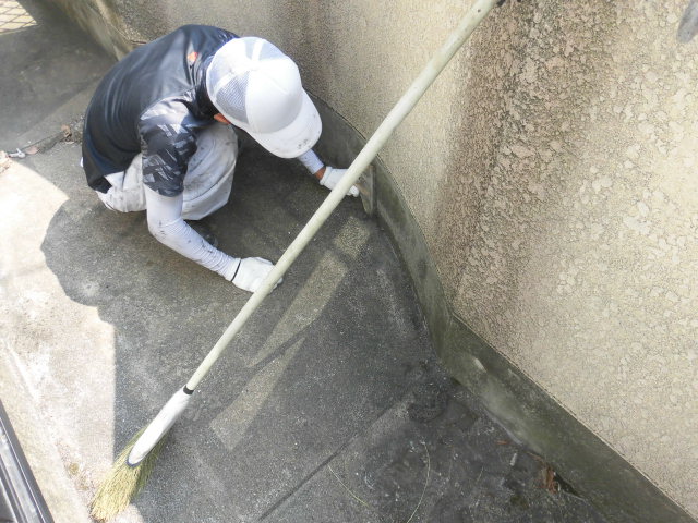 泉佐野市上瓦屋のバルコニーケレン中