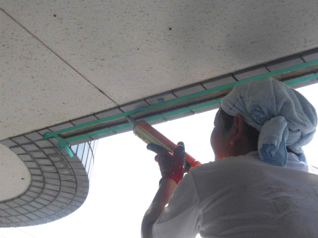 貝塚市石才のバルコニーの下端にコーキング充填