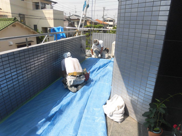 貝塚市石才のバルコニーの下を養生