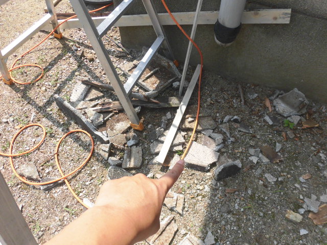 岸和田市包近町の陸屋根の劣化したコンクリート