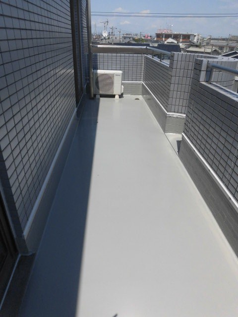 貝塚市石才のバルコニーにトップコート塗布