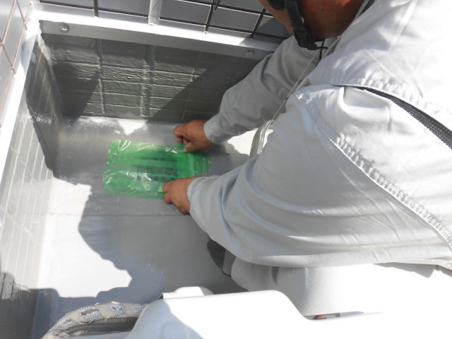 貝塚市石才のバルコニーのドレンを養生