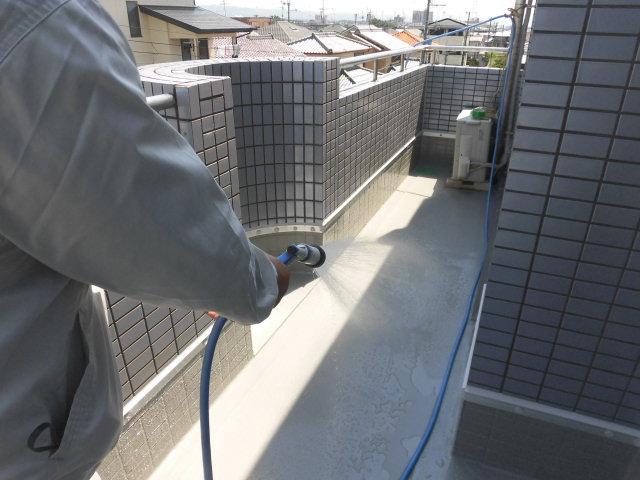 貝塚市石才のバルコニーの散水試験