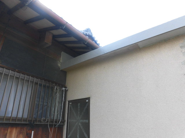 岸和田市包近町の陸屋根にトップコート塗布完了