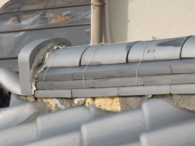 岸和田市の棟の漆喰が剥がれています