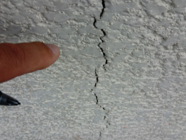 岸和田市の外壁のクラック