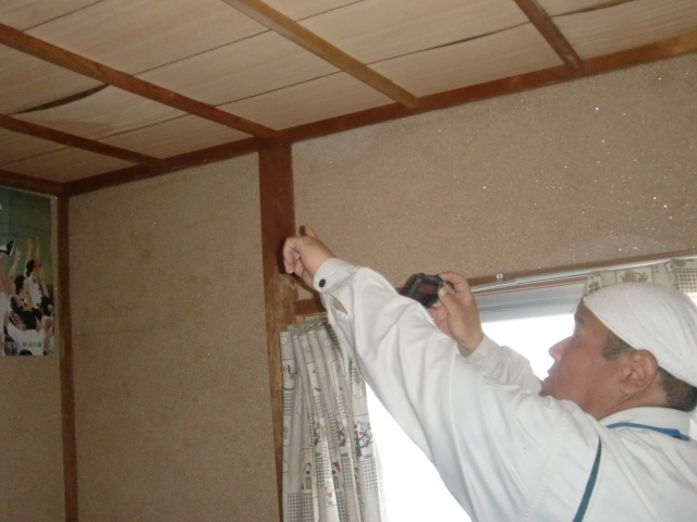 岸和田市の和室の天井の広範囲に雨漏り