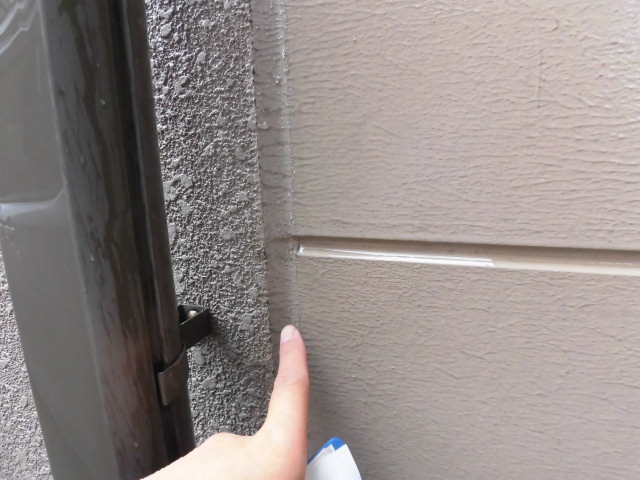 岸和田市/本宅との取り合いのコーキングは打ち替えます