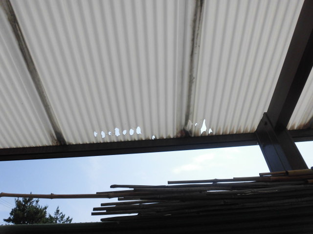 岸和田市西之内町のカーポートの波板穴開き