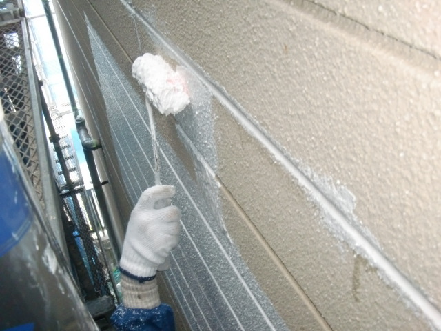 高石市の外壁の下塗りで弾性のフィラーを使用しました