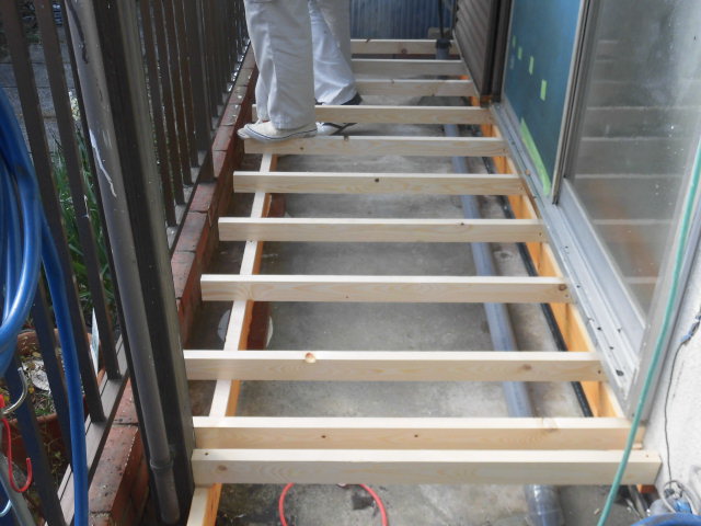 岸和田市土生町の物干し場の床下地設置