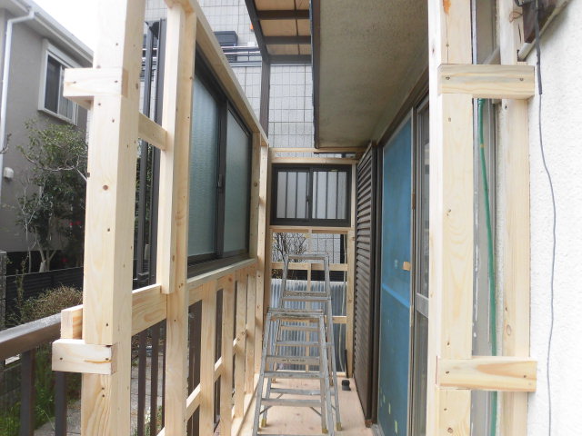 岸和田市土生町の物干し場に窓設置