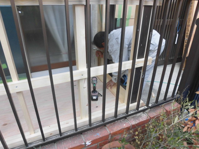 岸和田市土生町の物干し場に框設置