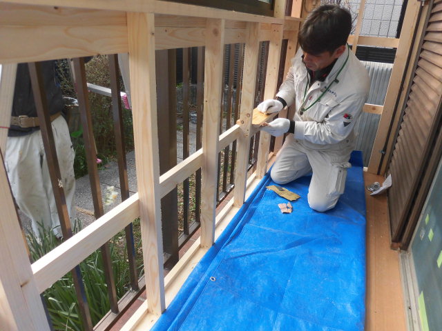 岸和田市土生町の物干し場に簡易棚設置中