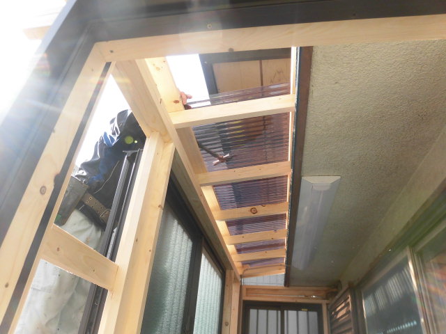 岸和田市土生町の物干し場の屋根に波板を張っています