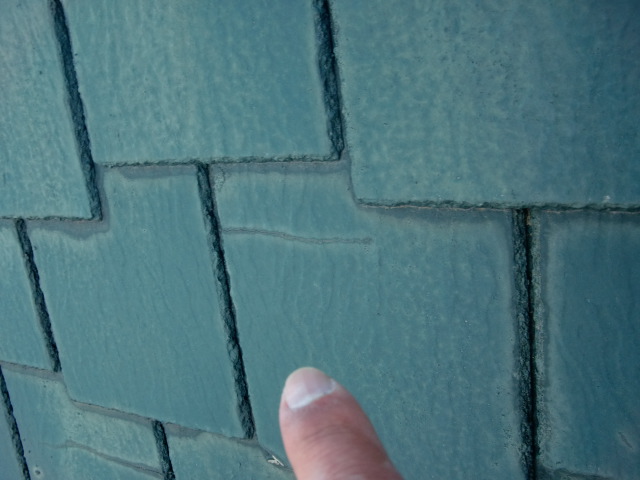 阪南市のスレート瓦にヒビが入っています
