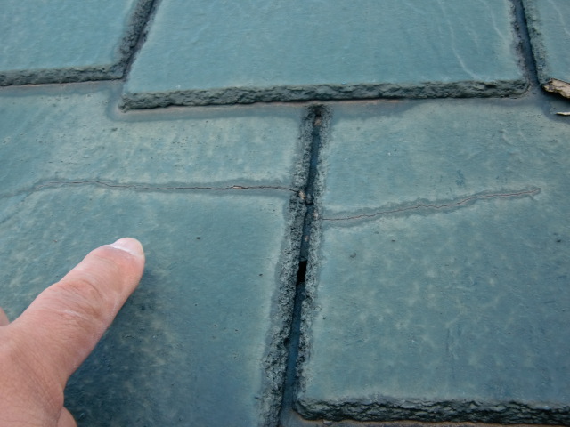 阪南市のスレート瓦にヒビが入っています
