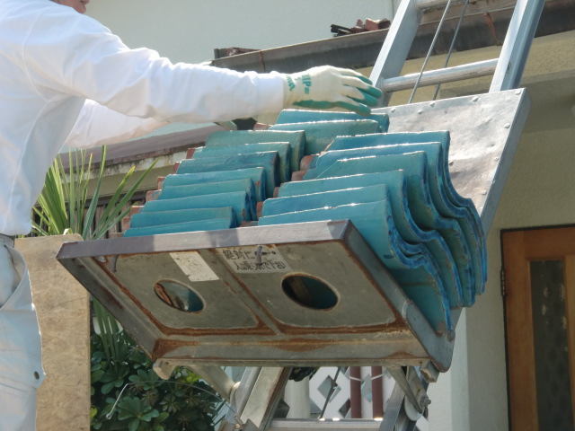 泉南市岡田の屋根瓦を昇降機で下ろします！