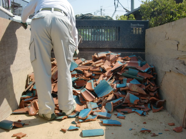 泉南市岡田の撤去した瓦をトラックに積み込み