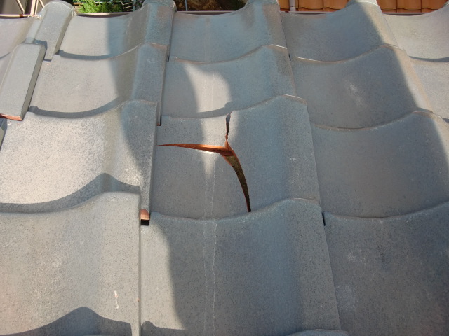 阪南市の瓦が割れて隙間が開いています