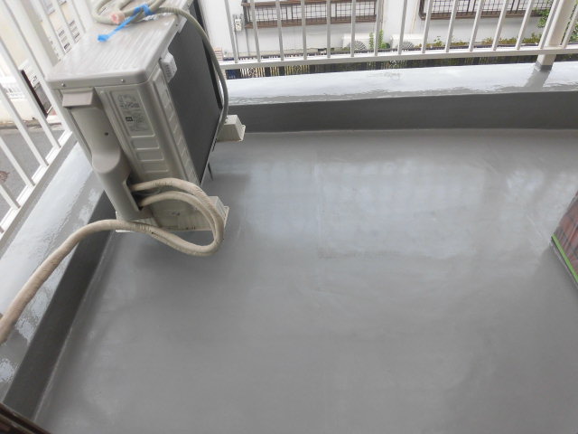 岸和田市池尻町のベランダにトップコート塗布