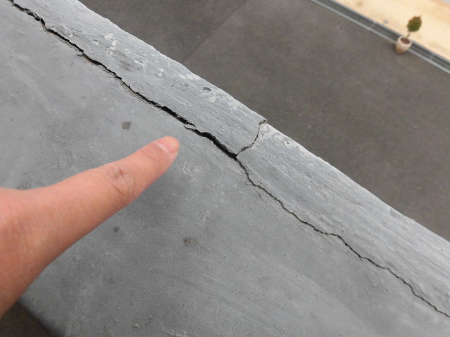 岸和田市藤井町のベランダのひび割れ
