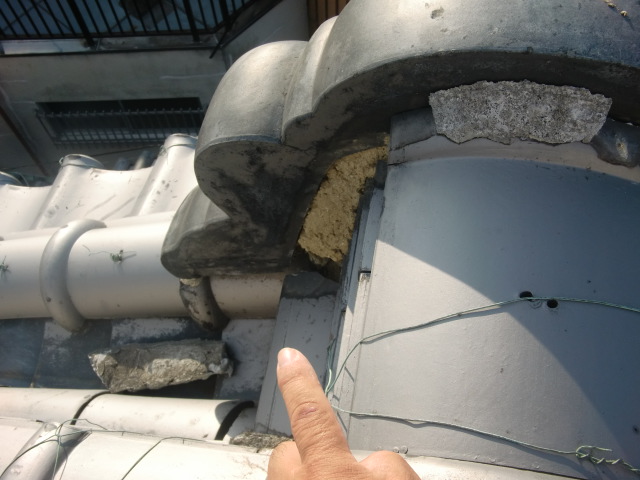 泉北郡忠岡町の鬼瓦の取り合いの漆喰の剥がれ