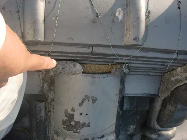 泉北郡忠岡町の降り棟の取り合いの漆喰も剥がれています