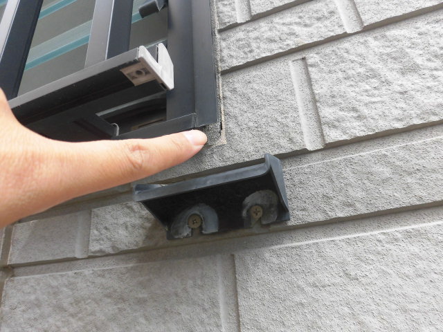 岸和田市上松町のサッシ回りのシーリング劣化