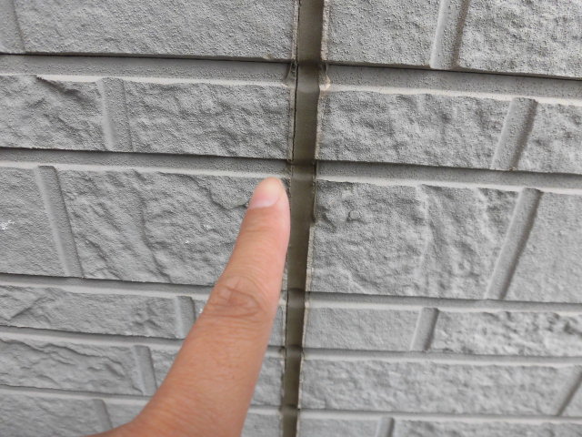 岸和田市上松町の西側サイデング壁の目地剥離