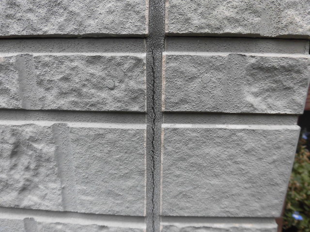 岸和田市上松町のサイデング壁の目地ひび割れ