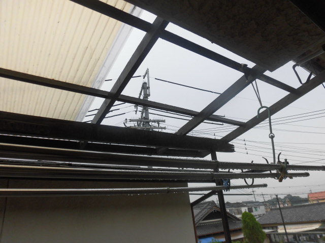 岸和田市極楽寺町の波板破損