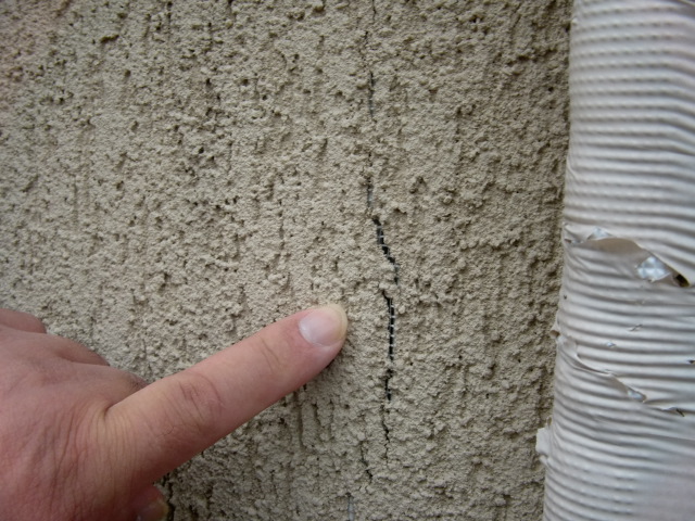 岸和田市西之内町のひび割れた外壁