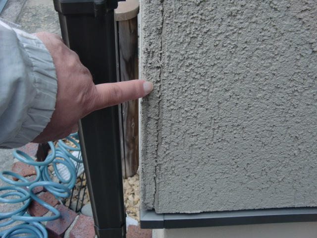 岸和田市西之内町の外壁の継ぎ目クラック