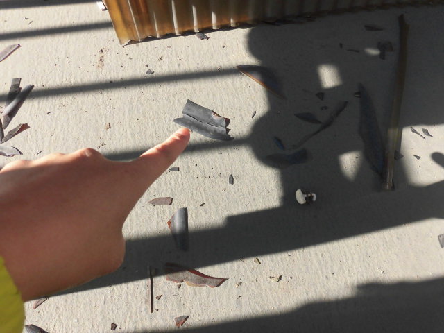 岸和田市北町のパリパリになった波板