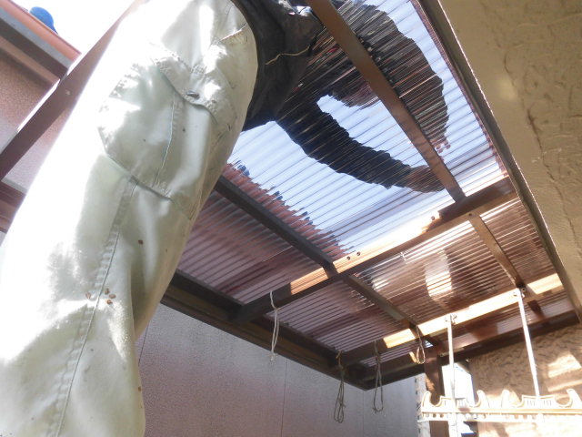 岸和田市北町のポリカの波板張替え中