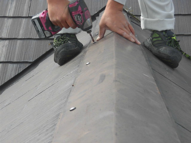 岸和田市の棟板金をスクリュー釘で固定