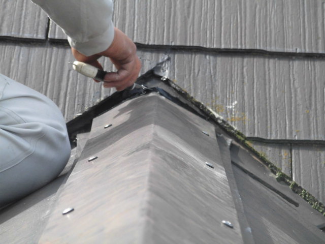 岸和田市の棟板金にコーキング充填