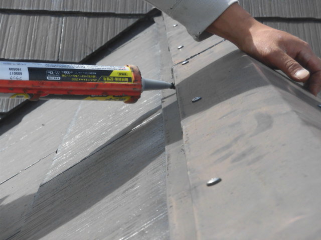 岸和田市の棟板金の浮いてきた釘は打ち直しコーキング充填