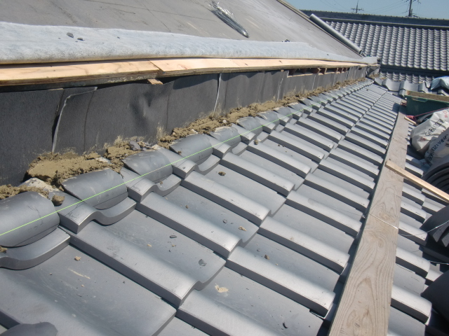 岸和田市土生町の下屋の立ち上がりにのし瓦を葺きます