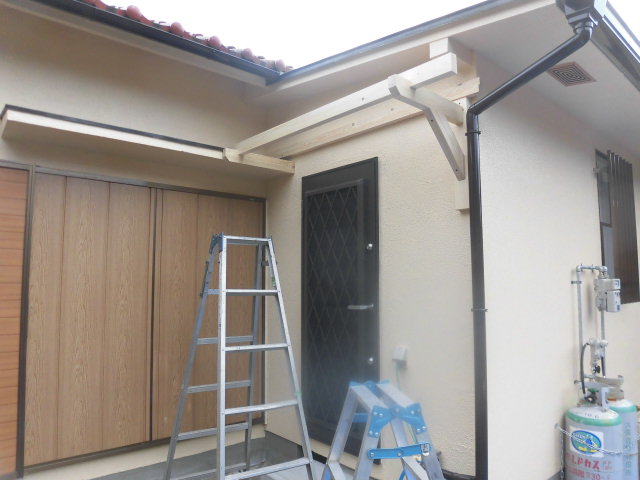 岸和田市の勝手口に庇のベース設置