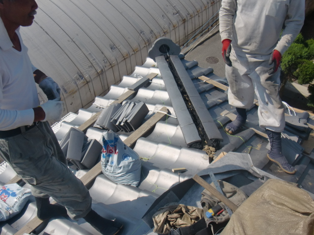 岸和田市土生町の下屋の隅棟に瓦葺き