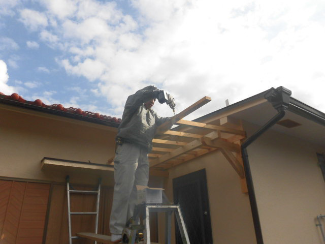 岸和田市の庇の横桟設置